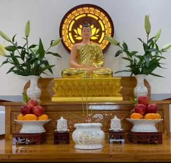 Có nên thờ bát hương bản mệnh trên bàn thờ không ?